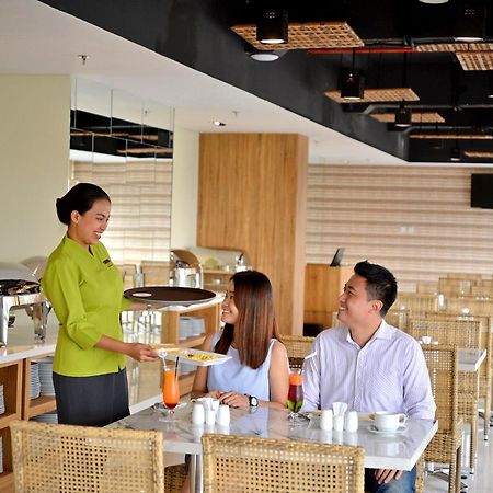 Whiz Prime Hotel Basuki Rahmat Malang Eksteriør bilde