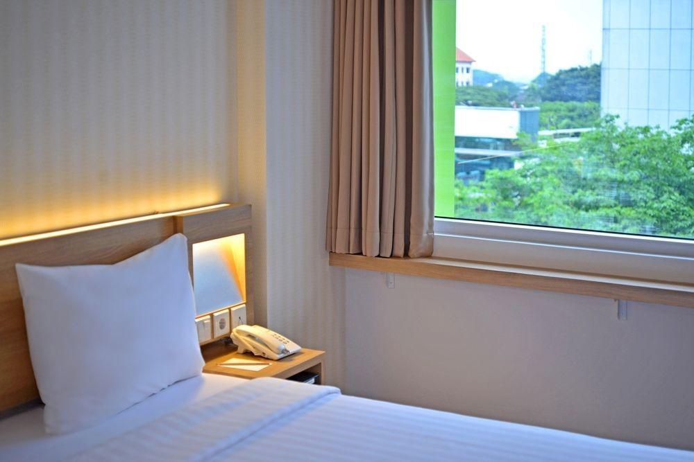 Whiz Prime Hotel Basuki Rahmat Malang Eksteriør bilde